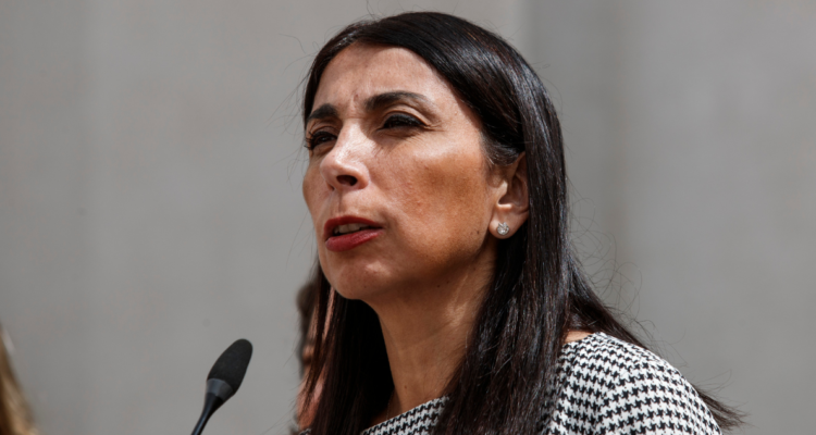 Karla Rubilar alerta “retroceso” en proyecto que exige oir latidos para abortar y pide “más humanidad”
