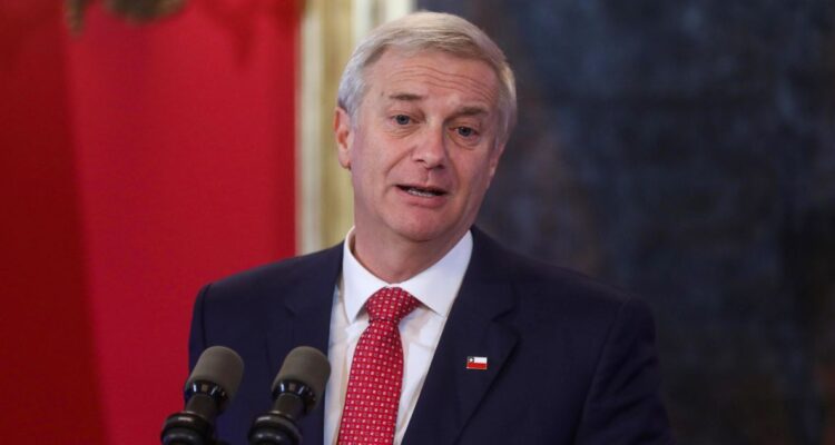 Kast sigue con ronda de reuniones con el oficialismo y este martes recibirá a RN en Cerro Castillo