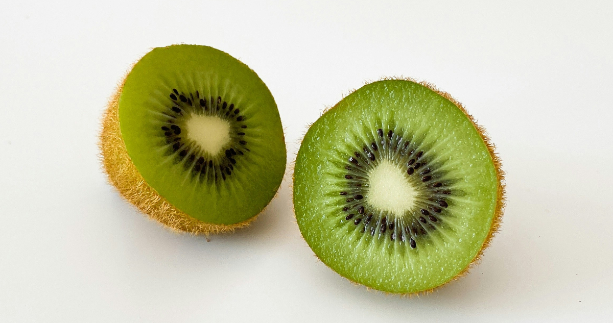Foto de kiwis para ilustrar nota sobre alimentos que mejoran el sistema inmune
