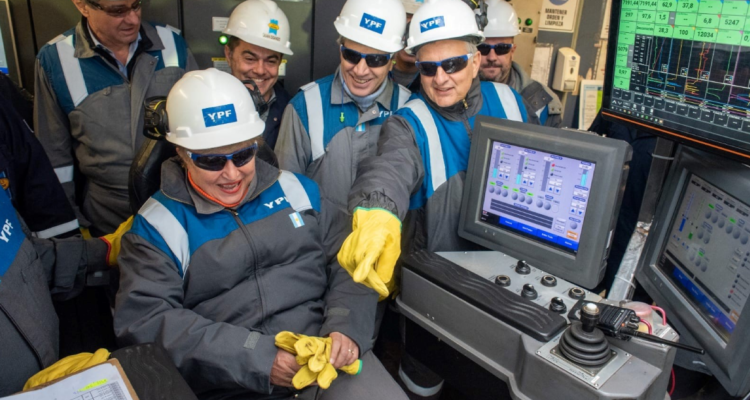 Kristalina Georgieva en las instalaciones de Vaca Muerta, de YPF Argentina.