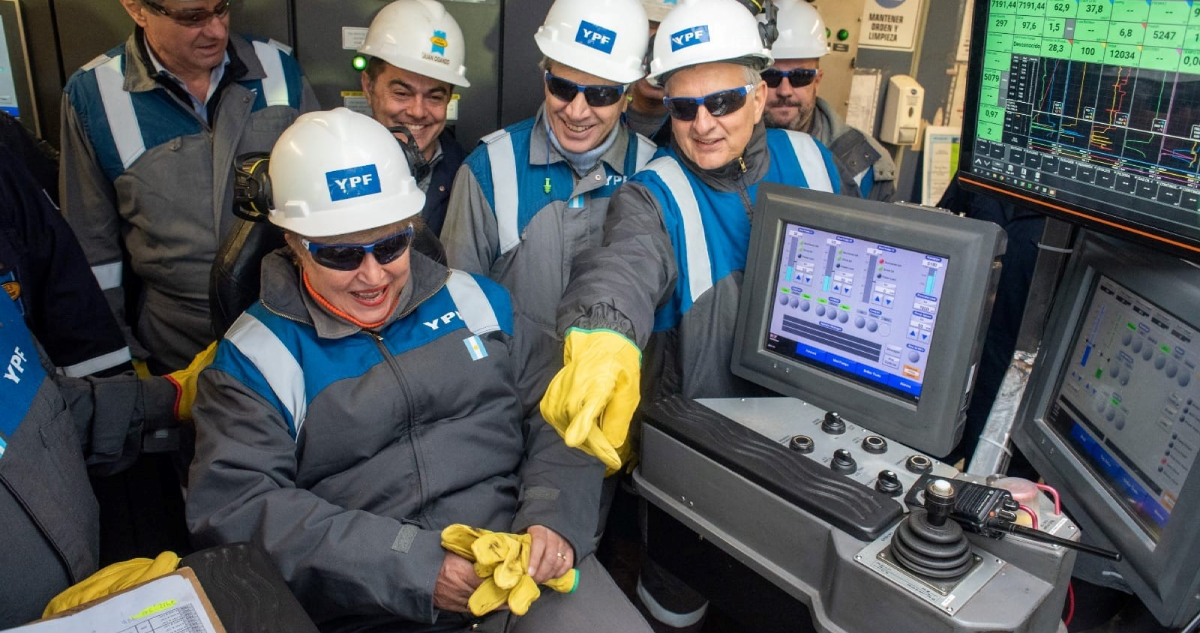Kristalina Georgieva en las instalaciones de Vaca Muerta, de YPF Argentina.