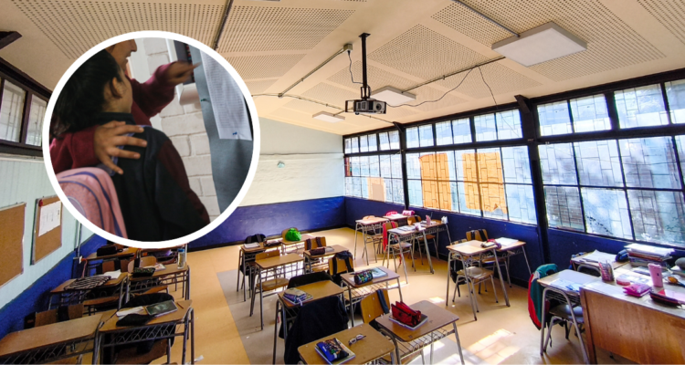 Sala de clases y estudiante revisando listado.