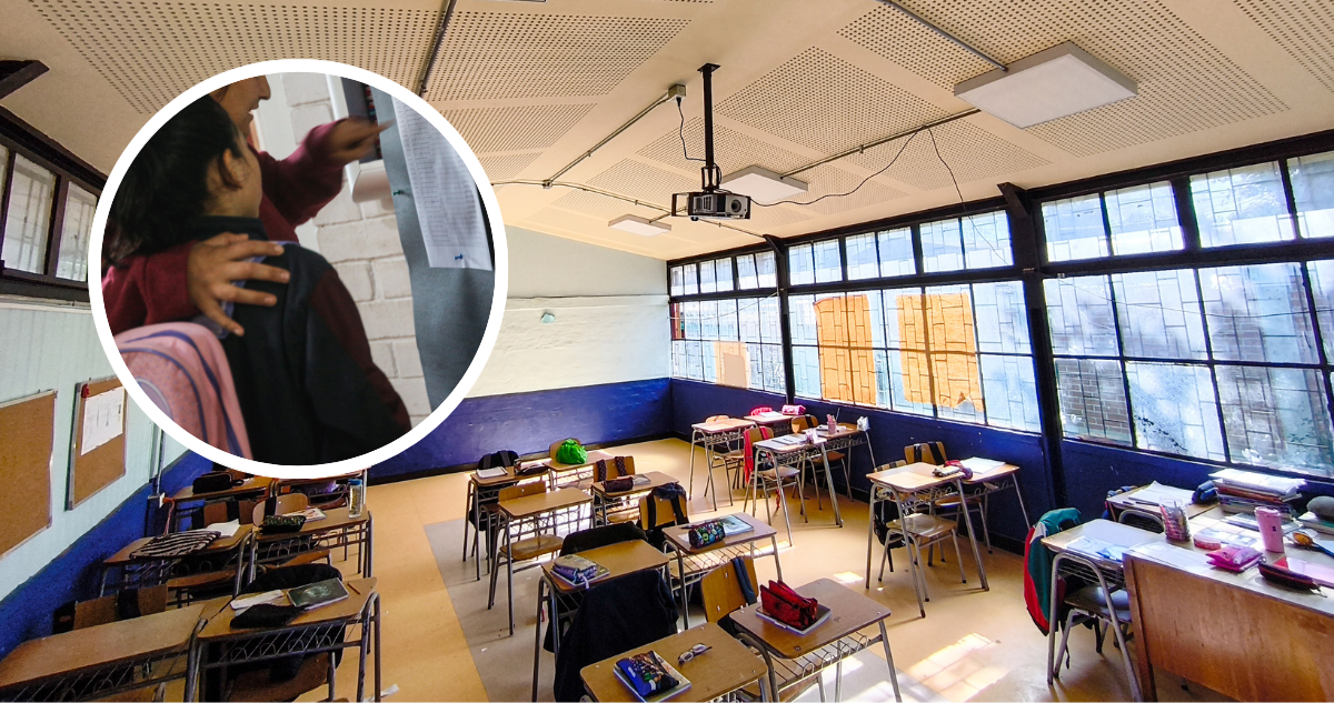 Sala de clases y estudiante revisando listado.