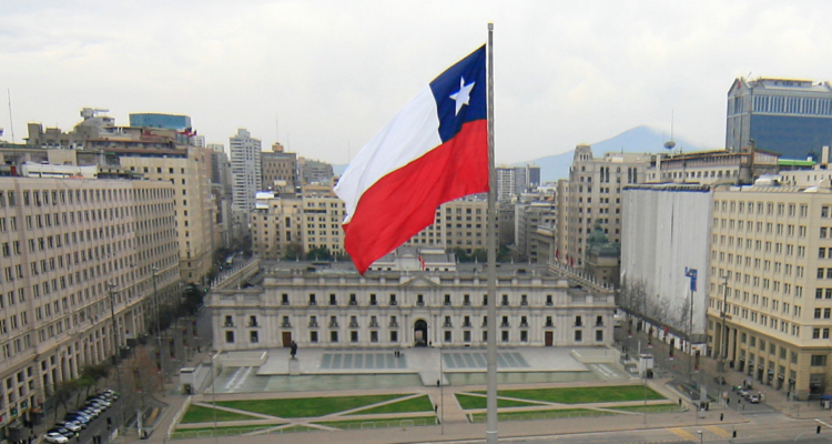 Bandera de Chile frente a La Moneda.