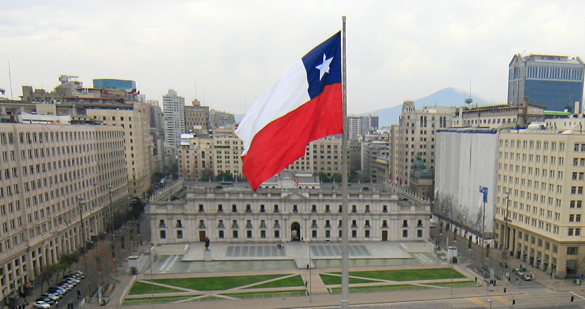 Bandera de Chile frente a La Moneda.