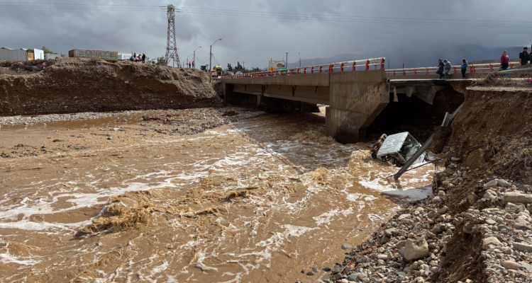 Un camión cayó a las aguas desde el puente Maitencillo, debido a un socavón que se generó en la ruta por la activación de la quebrada Agua Verde, debido a las intensas lluvias que han afectado a la región de Atacama.