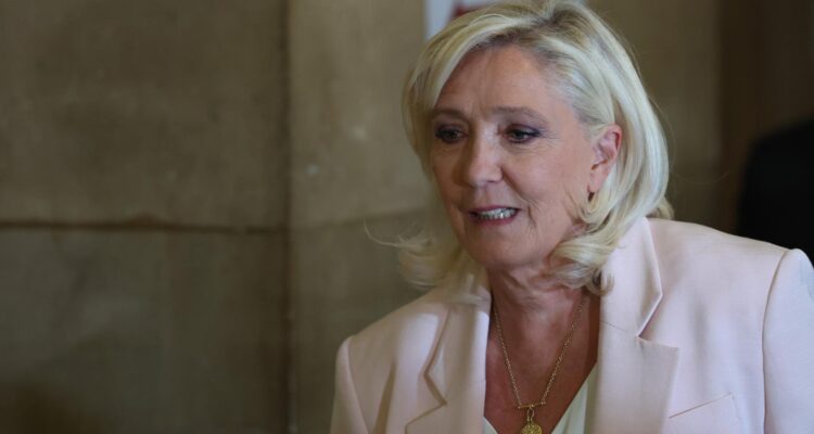 Marine Le Pen llegando al tribunal de París para la audiencia del veredicto de su juicio de apelación