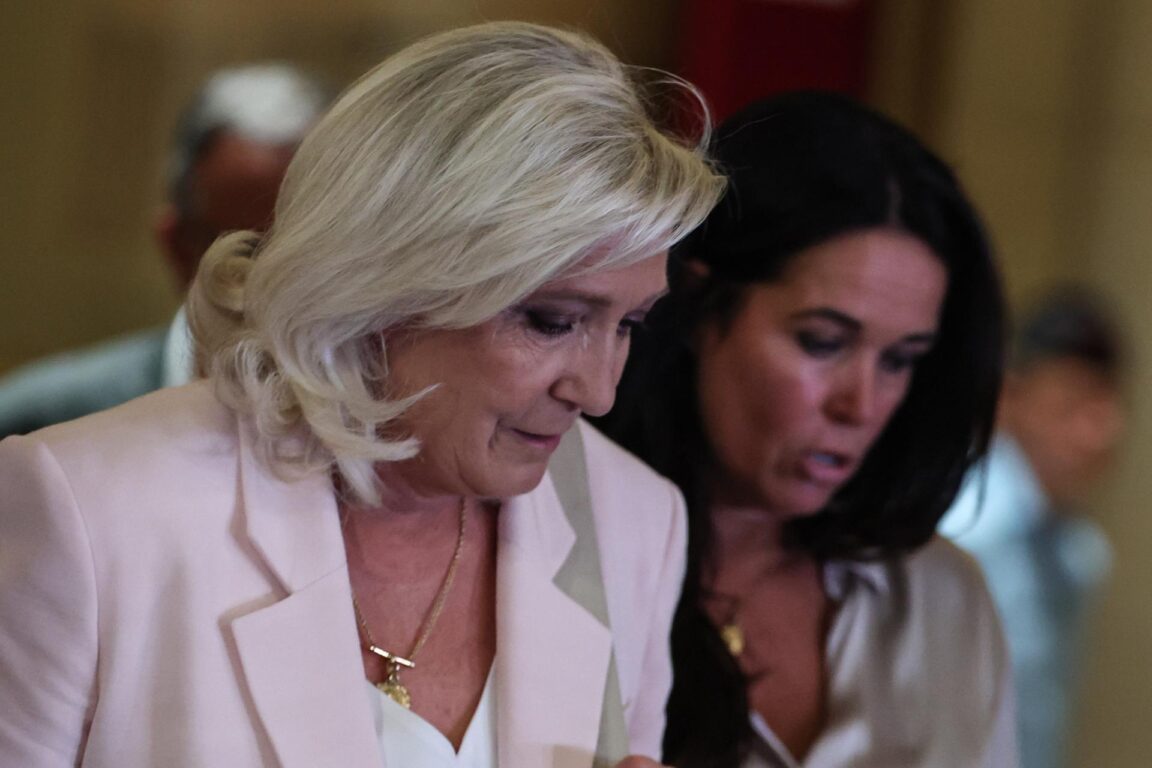 Marine Le Pen abandonando el tribunal de París 