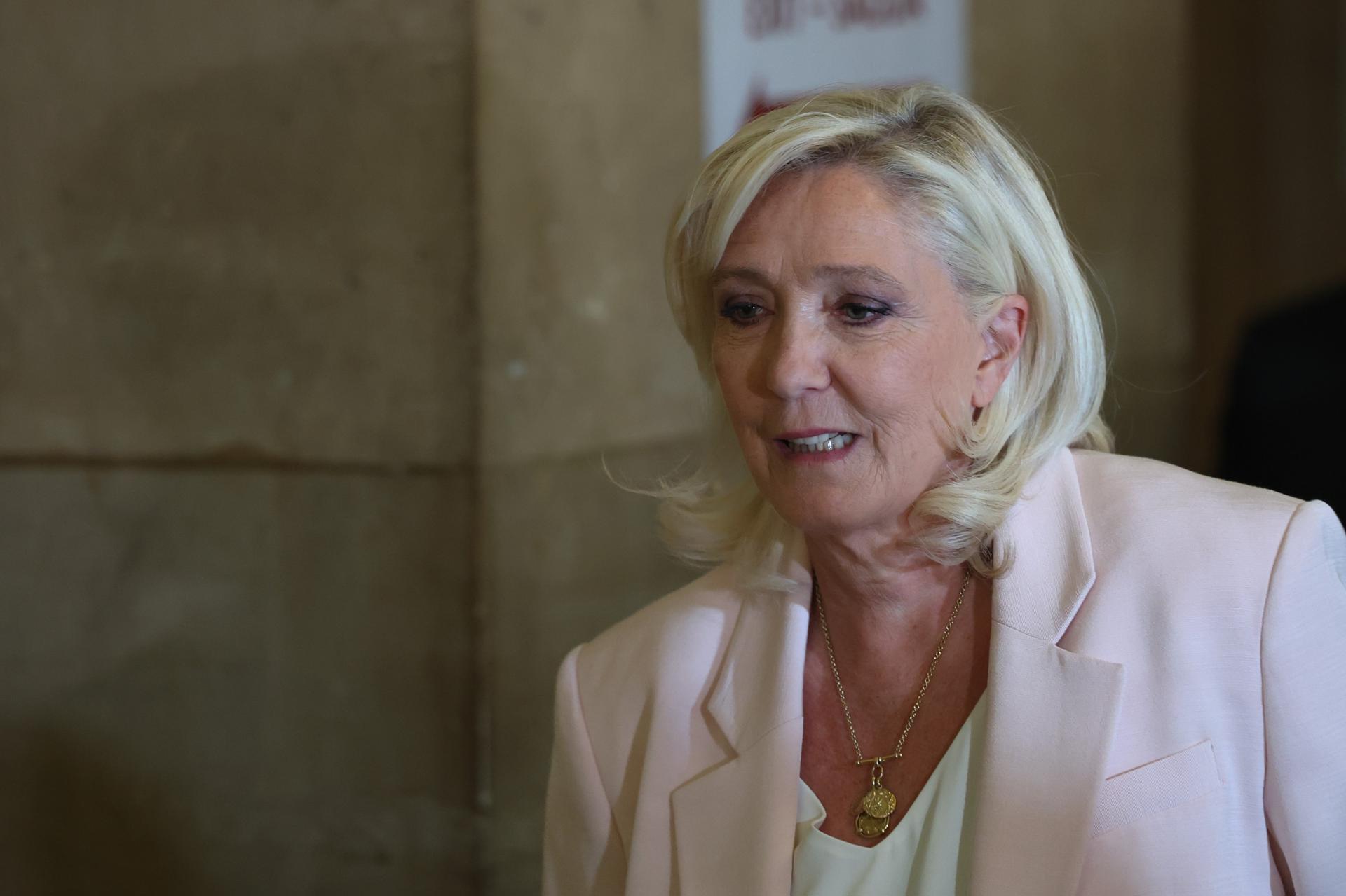 Marine Le Pen llegando al tribunal de París para la audiencia del veredicto de su juicio de apelación