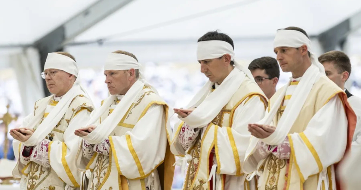 Los nuevos obispos “lefebvrianos” durante su ordenación por la Fraternidad Sacerdotal San Pío X