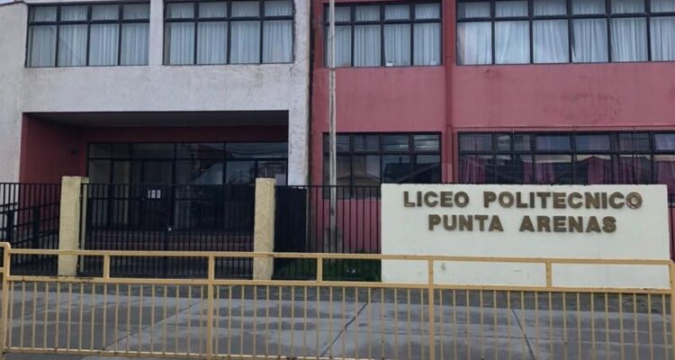 5 estudiantes detenidos deja riña al interior de liceo en Punta Arenas