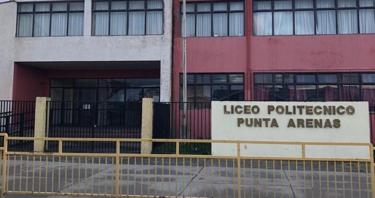 5 estudiantes detenidos deja riña al interior de liceo en Punta Arenas