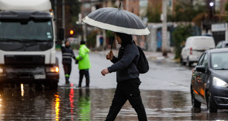 Lluvia en Santiago: pronostican hasta 90 mm de agua caída la RM para este viernes