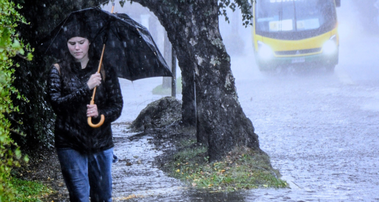 Emiten alertas por hasta 80 mm de lluvia y rachas de viento hasta 80 km/h para 8 regiones esta semana