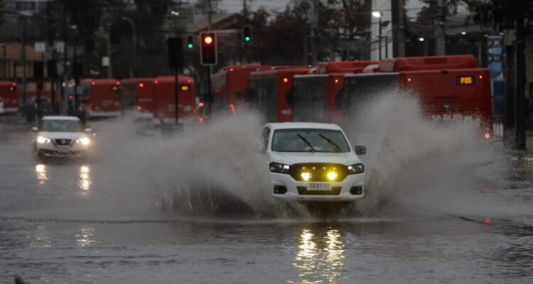 Cortes de luz, semáforos apagados y calles anegadas dejan las lluvias en la RM: han caído más de 42 mm