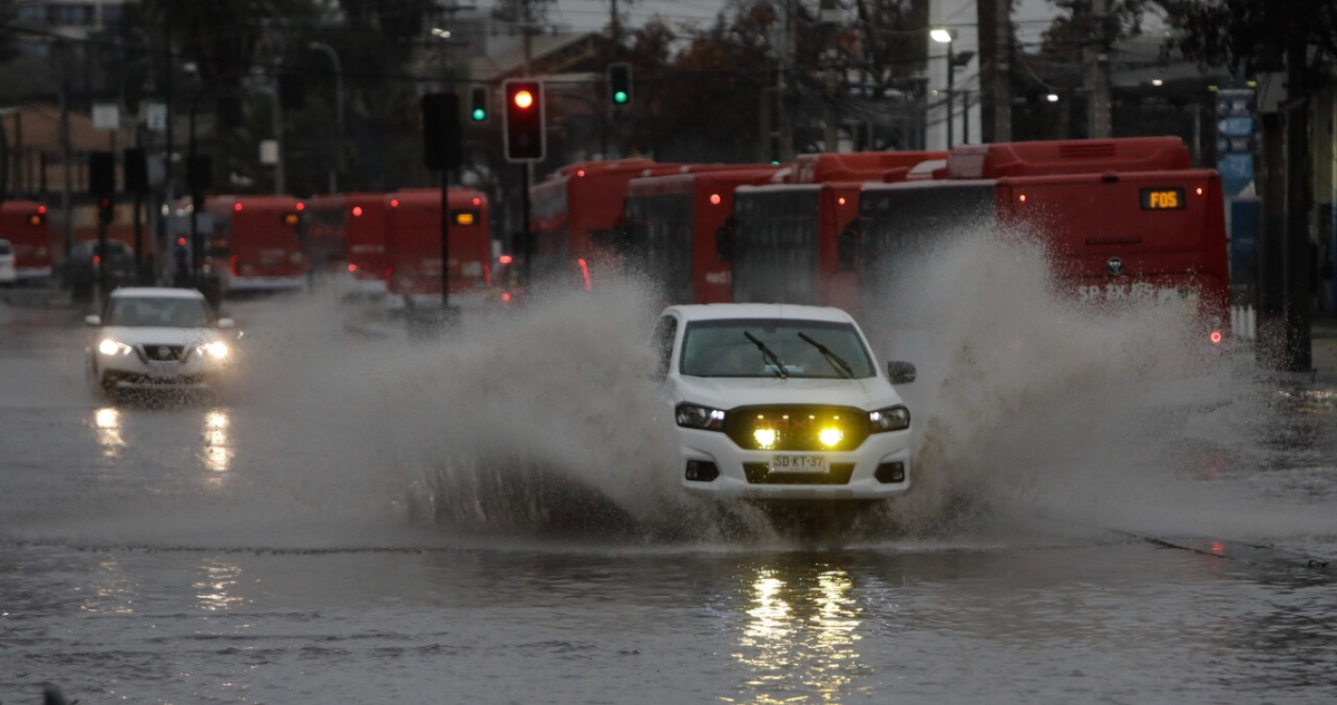 Cortes de luz, semáforos apagados y calles anegadas dejan las lluvias en la RM: han caído más de 42 mm