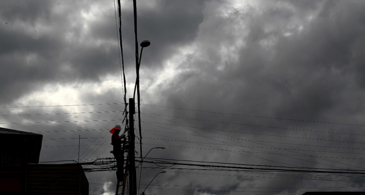 La Araucanía: Diputados acusan negligencia e irresponsabilidad de empresas eléctricas por cortes