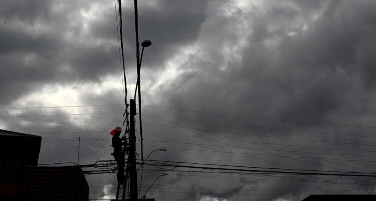 Más de la mitad sólo en la región de Valparaíso: 230 mil hogares sin luz por sistema frontal