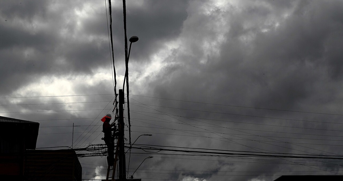 Más de 126 mil hogares se mantienen sin luz en la región de Valparaíso debido al sistema frontal