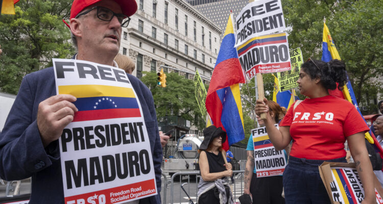 Personas se manifiestan para exigir la liberación de Nicolás Maduro y Cilia Flores