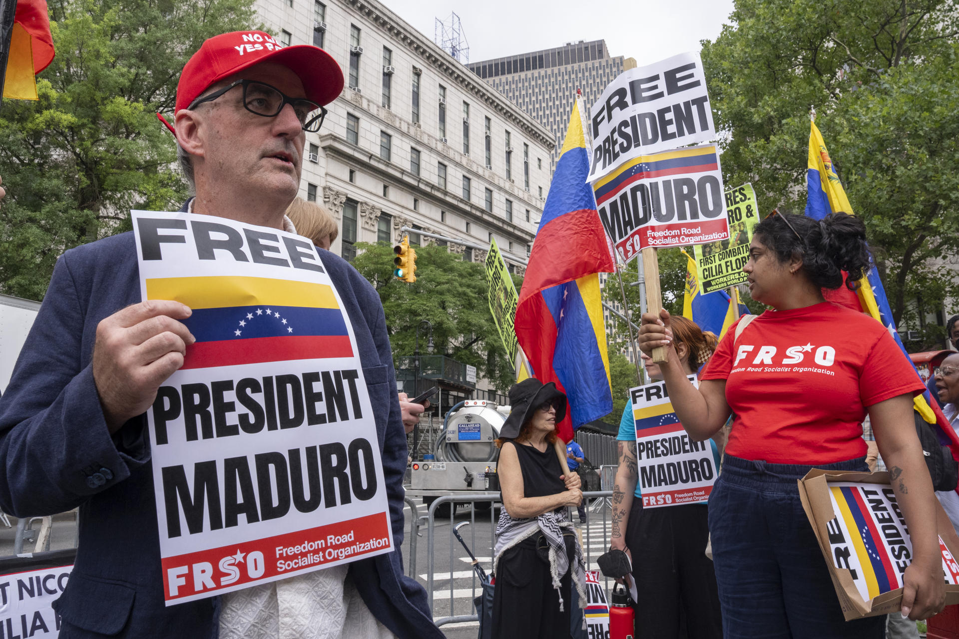 Personas se manifiestan para exigir la liberación de Nicolás Maduro y Cilia Flores