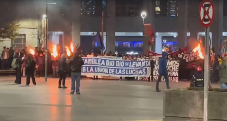 Marcha con antorchas en el centro de Concepción
