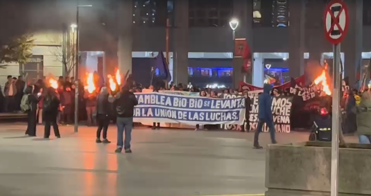 Marcha con antorchas en el centro de Concepción