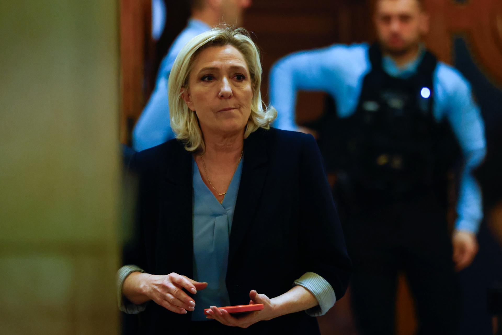 Marine Le Pen espera histórica sentencia que definirá si puede ser candidata a presidencia de Francia