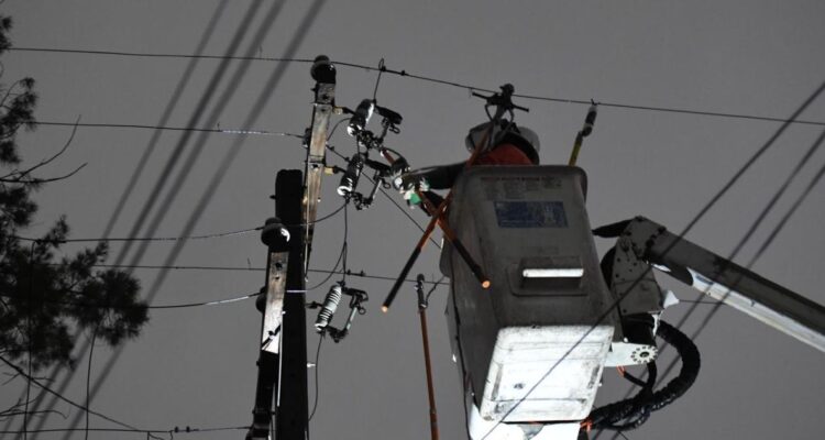 Más de 7 mil clientes de Enel siguen sin suministro eléctrico por intensas lluvias y vientos en la RM