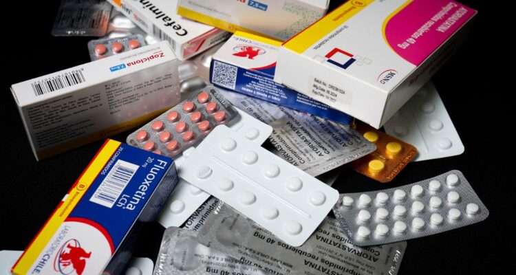 Avanza proyecto que busca frenar y sancionar la venta ilegal de medicamentos
