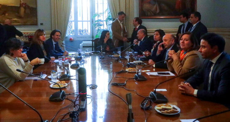 Mesa política por megarreforma alcanza acuerdo y extiende plazo para indicaciones