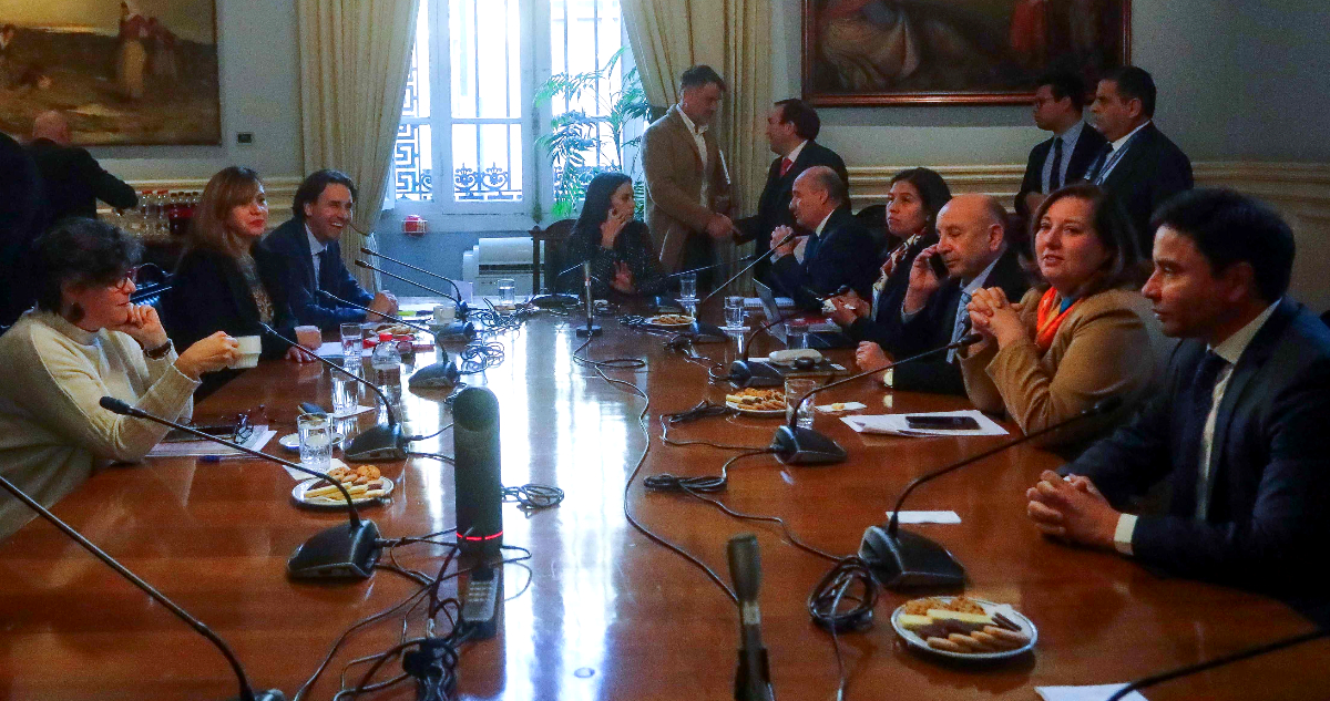 Mesa política por megarreforma alcanza acuerdo y extiende plazo para indicaciones