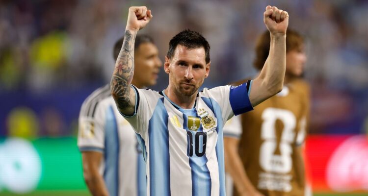 “Después me cagan a patadas”: Messi bromea mientras se toma fotos con rivales tras eliminar Cabo Verde