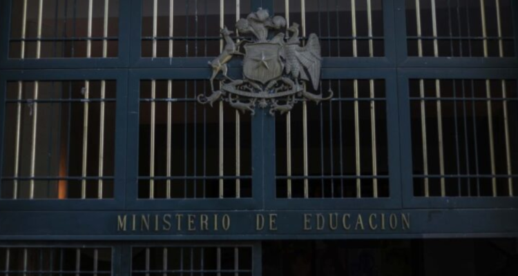 Mineduc transfirió más de $943 millones a Municipalidad de Quellón para pago de deudas previsionales