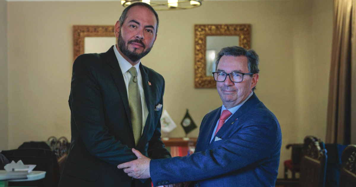 Ministro de Defensa de Perú sostiene bilaterales con Chile y otros 3 países para fortalecer seguridad