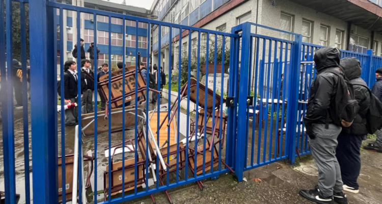 Incendio motiva paro de profesores y toma por estudiantes del liceo Enrique Molina de Concepción