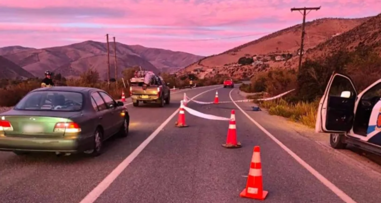 Motociclista de 55 años fallece en Canela: habría perdido el control y chocado con un poste