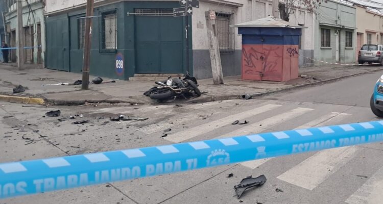 Motociclista muere tras protagonizar colisión en San Miguel: hay una conductora detenida