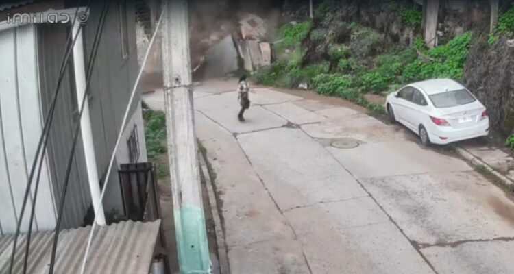 Mujer derrumbe en cerro Yungay de Valparaíso