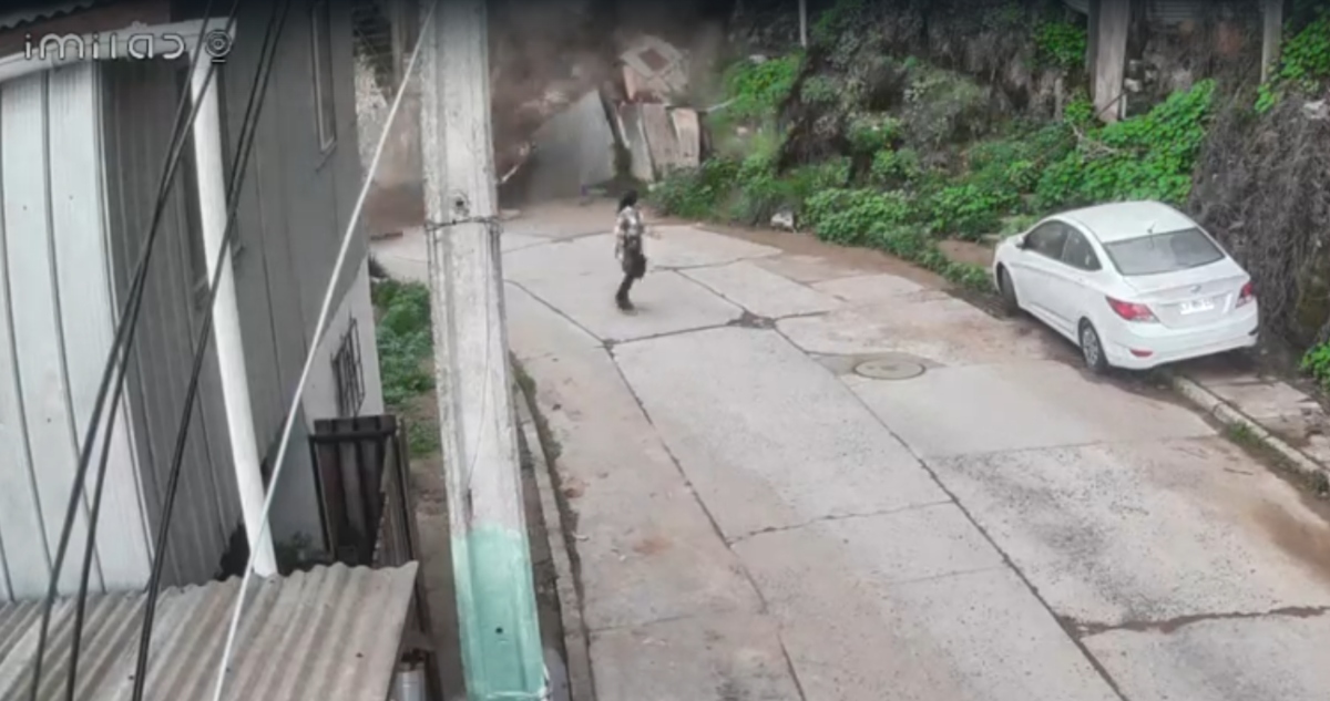 Mujer derrumbe en cerro Yungay de Valparaíso