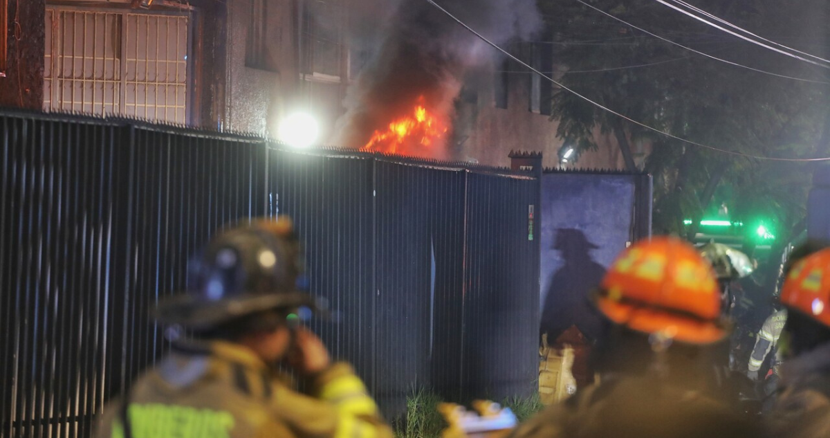 Mujer venezolana y su hijo mueren en incendio que destruyó una vivienda en La Pintana