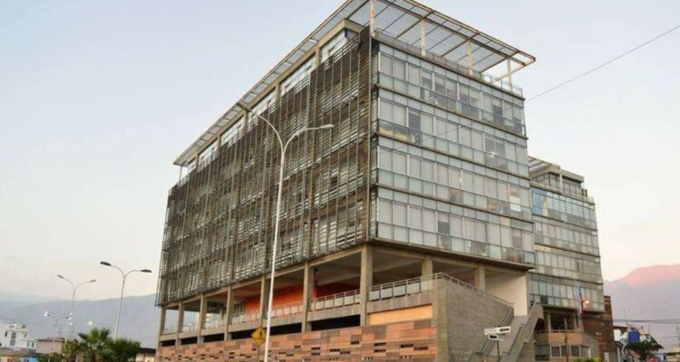 Condenan a municipio de Iquique a pagar $100 millones por mortal caída en vereda con obras
