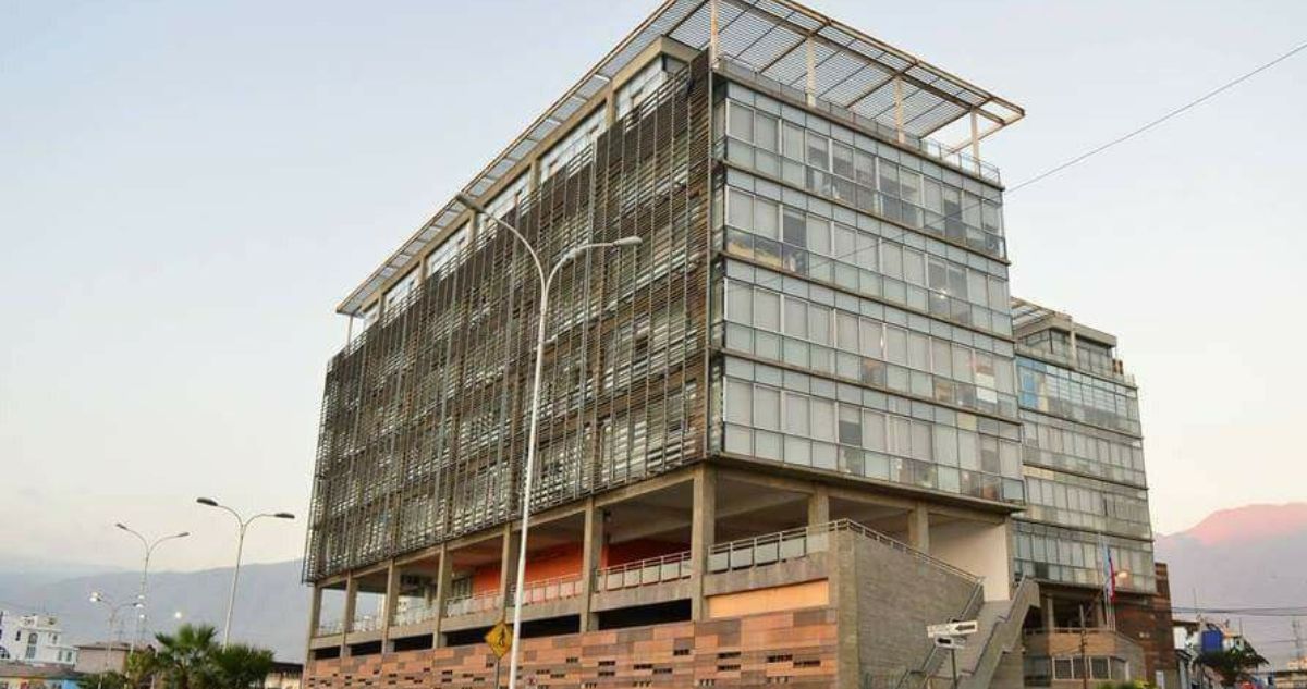 Condenan a municipio de Iquique a pagar $100 millones por mortal caída en vereda con obras
