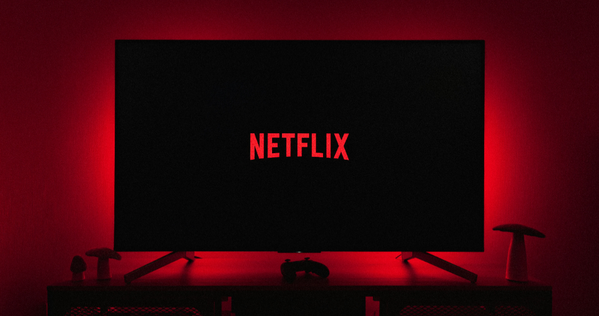 Foto de una televisión y el logo de Netflix