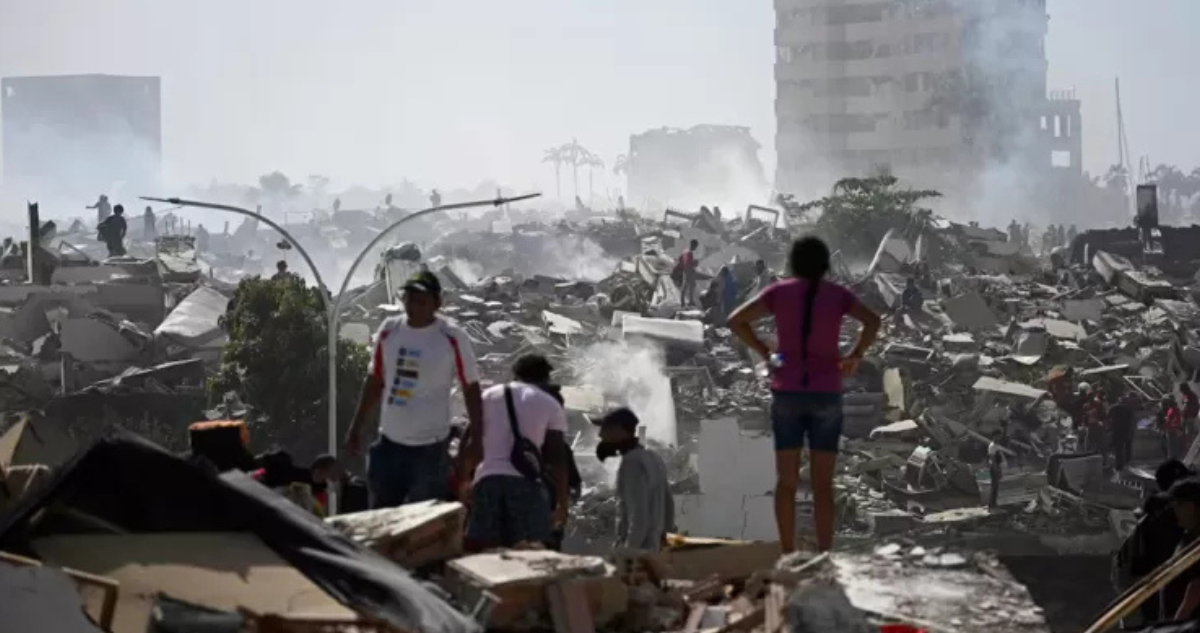 Búsqueda de víctimas entre los escombros tras terremoto en Venezuela.