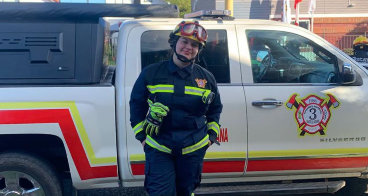 Nombran hija ilustre de Teodoro Schmidt a joven bombera que falleció tras volcamiento de carrobomba