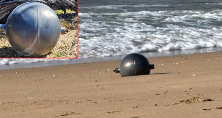 Misterio total por 6 extrañas bolas metálicas en playa australiana: Identifican su “origen probable”