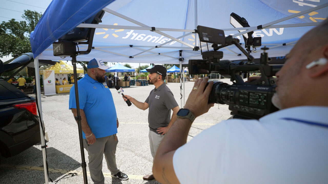 Osvaldo Corral reporteando para Univisión Houston