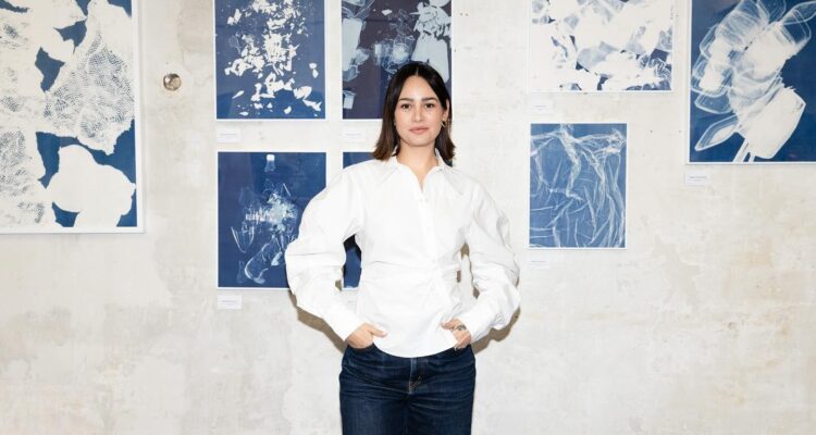 Chilena detrás de campañas para Vogue publicará sus diarios de vida: “Me da miedo sacarlos”