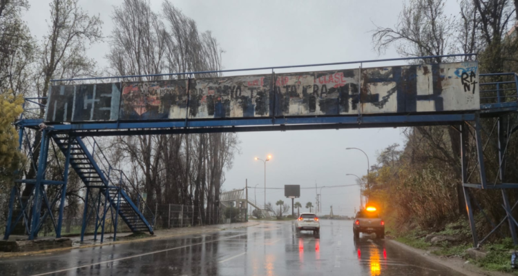 Anuncian retiro de la pasarela Balmaceda en Valparaíso por daños estructurales tras sistema frontal